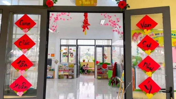 Trang trí cửa chính lớp mầm non bằng các hình ảnh gần gũi và dễ thương sẽ tạo cảm giác thoải mái cho các bé ngay từ khi bước vào lớp.