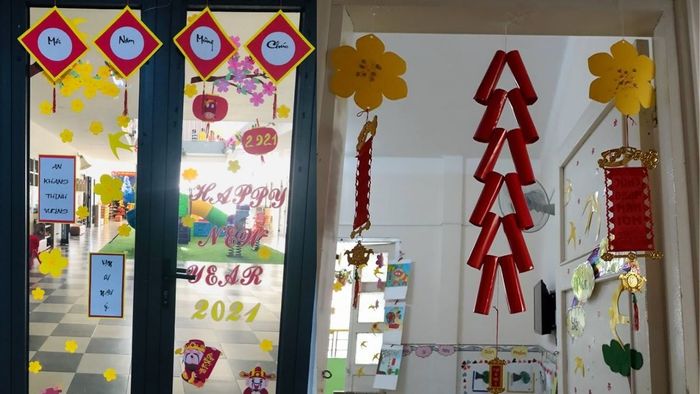 Trang trí cửa lớp mầm non sinh động và đầy màu sắc