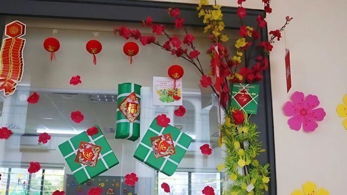 Trang trí cửa lớp mầm non thật đẹp và nổi bật với những họa tiết dễ thương, mang đến sự tươi mới cho không gian lớp học.