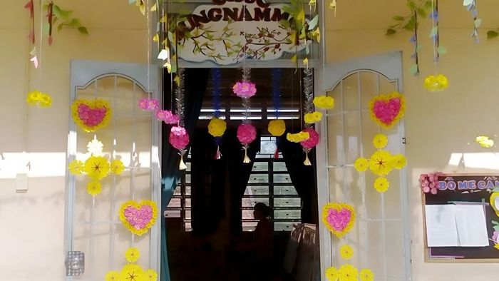 Trang trí cửa chính lớp mầm non để tạo không gian học tập đầy màu sắc và hấp dẫn cho các bé.