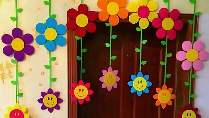 Trang trí cửa lớp mầm non với những hình ảnh sinh động và dễ thương tạo ra một không gian hấp dẫn và gần gũi cho các bé.