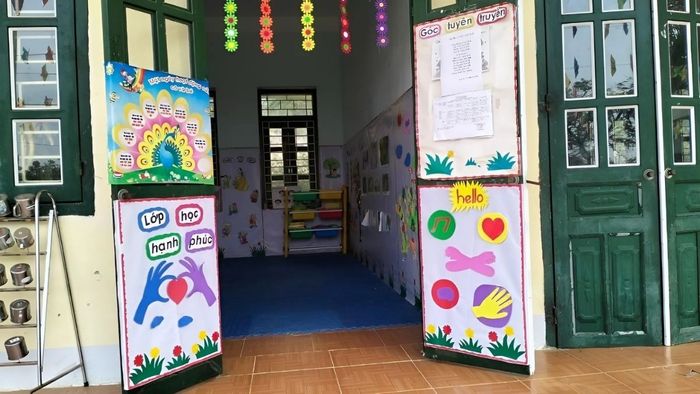 Trang trí cửa chính lớp mầm non giúp tạo nên không gian lớp học thêm sinh động và gần gũi, mang đến sự ấm áp cho các bé.