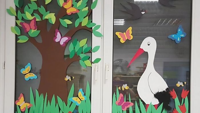 Trang trí cửa chính lớp mầm non không chỉ giúp không gian trở nên sinh động mà còn mang lại cảm giác chào đón ấm áp cho các bé khi đến lớp.