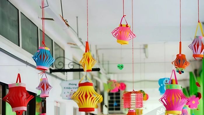 Cách trang trí cửa lớp mầm non đẹp là sự kết hợp khéo léo giữa những hình ảnh sinh động, gần gũi, tạo không gian thoải mái cho các bé vui chơi và học tập.