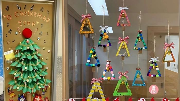 Trang trí cửa chính lớp mầm non với những họa tiết dễ thương và sáng tạo sẽ tạo ra không khí vui tươi cho không gian học tập của các bé.