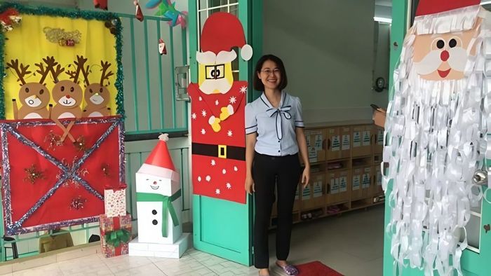 Trang trí cửa chính lớp mầm non sẽ là điểm nhấn tạo ấn tượng đầu tiên cho các bé và tạo không gian học tập đầy màu sắc và sáng tạo.