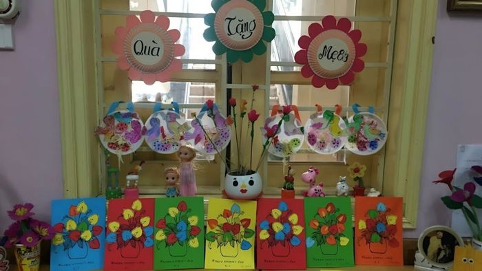 Trang trí cửa ra vào lớp mầm non với những họa tiết sinh động giúp không gian lớp học thêm phần vui tươi và hấp dẫn với các bé.