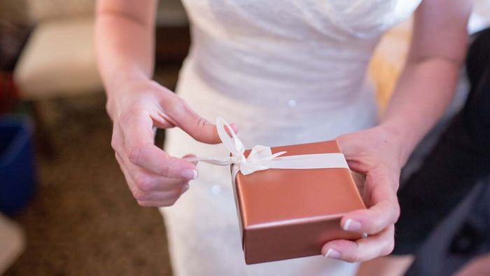 How to Write a Check as a Wedding Gift