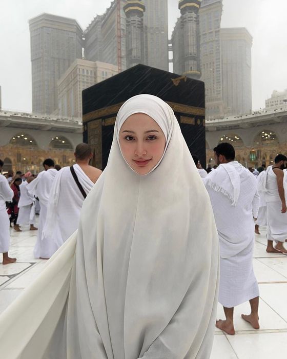ไซร่า มิเรอร์ แม้จะไม่มีเครื่องสำอาง แต่ความสวยยังคงเด่นชัด