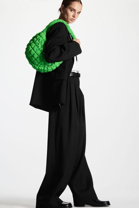 กระเป๋า COS เป็นกระเป๋าที่ได้รับความนิยมอย่างมากในตอนนี้