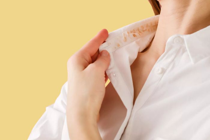 makeup-stain-on-clothes-GettyImages-1785806447