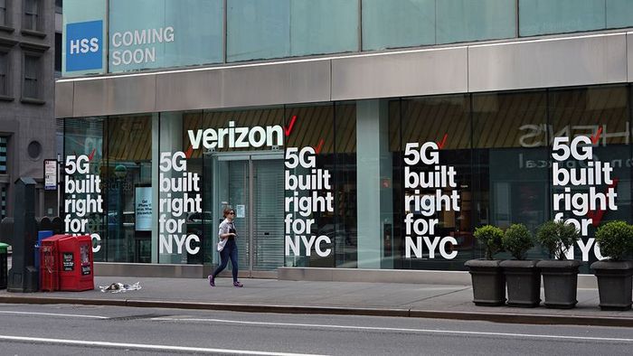 5G Advertisement at Verizon Store