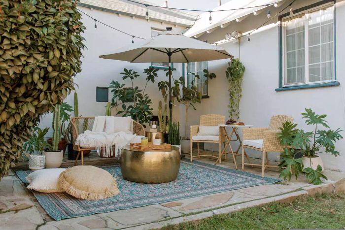 cozy outdoor patio featuring a rug and comfortable seating