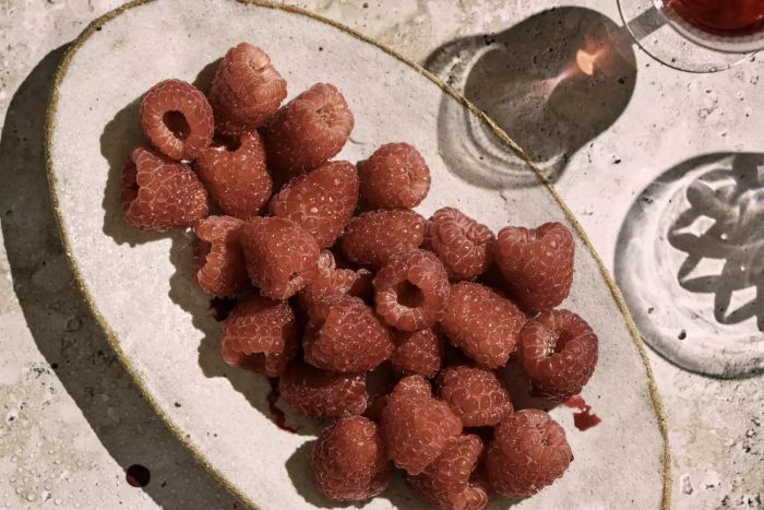 store-raspberries-GettyImages-1386110002