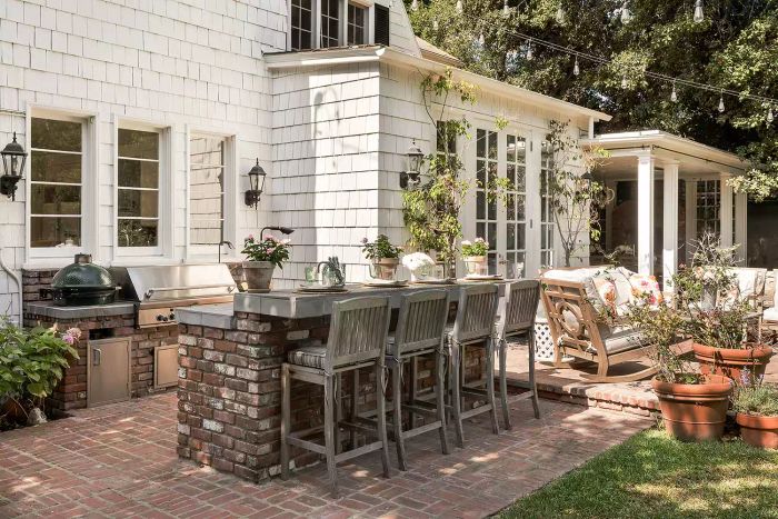 patio featuring an outdoor kitchen setup