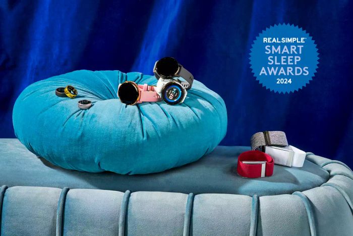 2024 Smart Sleep Awards: Luxurious blue velvet pillows equipped with sleep-tracking rings and smartwatches