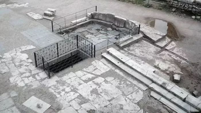 The Lapis Niger site. The ‘roof’ is a carefully crafted covering from the 1st century BCE, while beneath it lies the original monument from five centuries earlier.