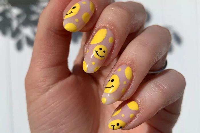 smiley-face-nail-art