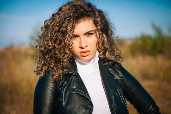 balayage-hair-Ideas-curly-Mytour-GettyImages-1306121562