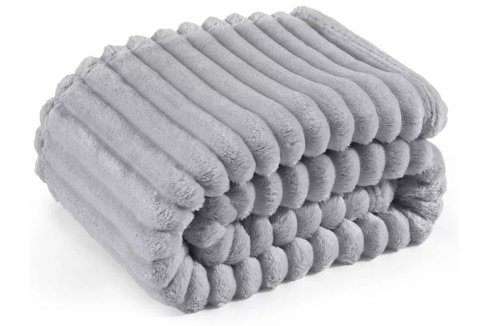 Amazon Bedsure Light Grey Fleece Blanket