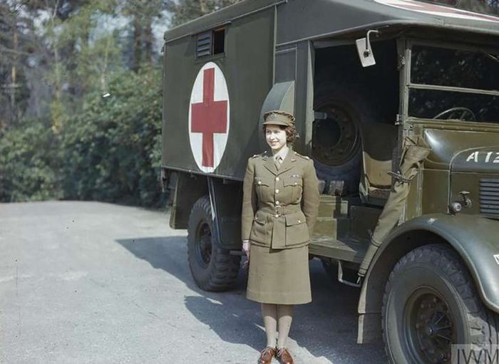 เจ้าหญิงเอลิซาเบธ (ในขณะนั้น) กับรถบรรทุกของหน่วย ATS: Imperial War Museum