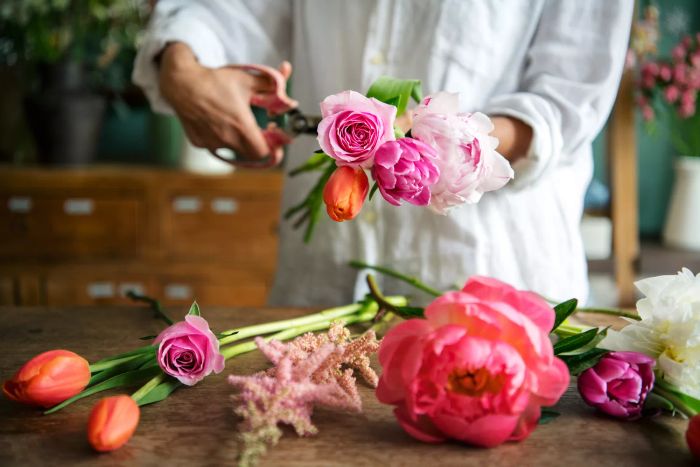 things-to-do-valentines-day-bouquet-Mytour-GettyImages-2157033553