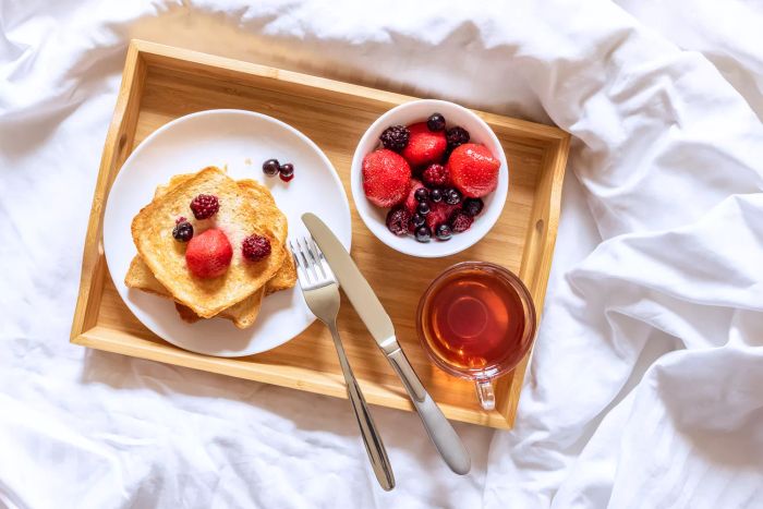 things-to-do-valentines-day-breakfast-in-bed-Mytour-GettyImages-1186064280