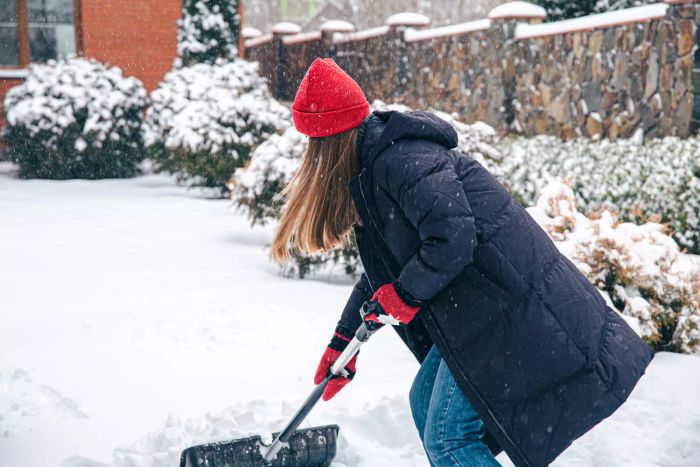 shovel-snow-without-hurting-your-back-Mytour-GettyImages-1367866515
