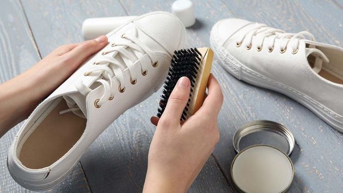 Cleaning white shoes