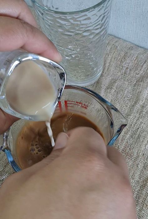 คนส่วนผสมกาแฟเย็นให้เข้ากันอย่างดี