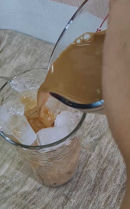 เตรียมน้ำแข็งและเทกาแฟเย็นลงในแก้ว
