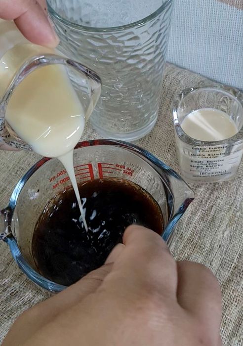 เติมนมข้นหวานลงในสูตรกาแฟเย็น