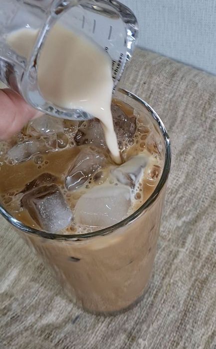 เติมนมสดลงไปในกาแฟเย็นเพื่อเพิ่มความครีมมี่