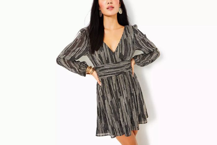 The Lilly Pulitzer Riza Long-Sleeve Romper in Onyx X Gold Metallic Rope Stripe Crinkle Knit is a stylish statement piece. Featuring a sophisticated blend of metallic gold and black, this romper is perfect for an elevated holiday look, with its chic crinkle texture and flattering fit. Available in large, it's a showstopper for your wardrobe.