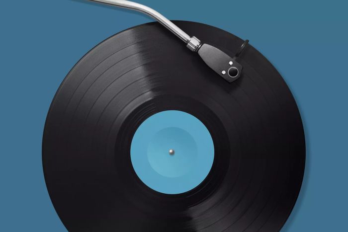 clean-vinyl-records-GettyImages-1424645031