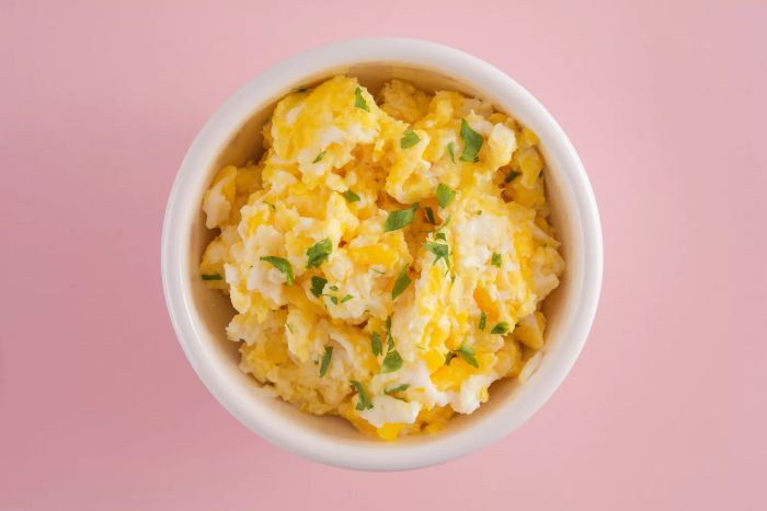 how-to-make-eggs-in-microwave-Mytour-GettyImages-1470622361