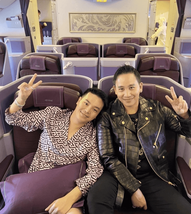 ออ-อดิศัย กุญชร ณ อยุธยา และ บาส-นิติ สว่างวัฒนไพบูลย์ เหมาลำเครื่องบินการบินไทยเหินฟ้าไปเที่ยวสิงคโปร์