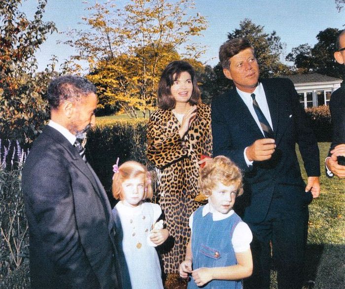 (จากซ้าย) สมเด็จพระจักรพรรดิไฮเล เซลาสซีที่ 1, Caroline Kennedy, Jacqueline Kennedy, John F. Kennedy, Jr., ประธานาธิบดี John F. Kennedy: Gibson Moss