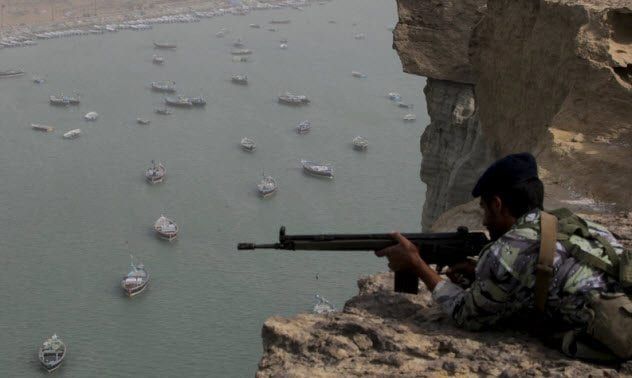 8-iranian-soldier-guarding-strait-of-hormuz