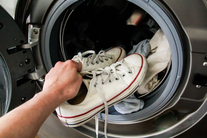 shoes-in-washing-machine-GettyImages-1401958599