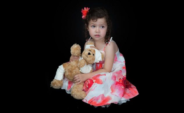 5a-girl-with-injured-teddy-bear_16849289_SMALL