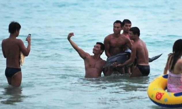 4-dying-dolphin-selfie