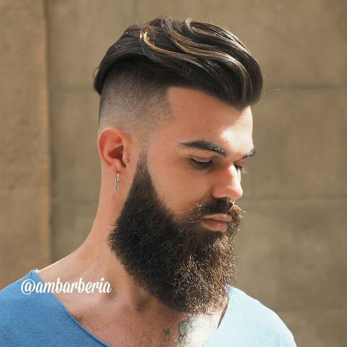 ทรงผมชาย Long Undercut With Beard เป็นทรงที่มีการตัดผมแบบอันเดอร์คัตโดยปล่อยผมด้านบนให้ยาว เหมาะกับหนุ่มๆ ที่ชอบการไว้ผมยาว ขณะที่ด้านข้างจะตัดให้สั้นเพื่อให้ผมดูมีมิติและพริ้วไหว