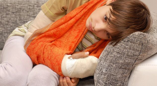 10a-boy-broken-arm_000045158710_Small