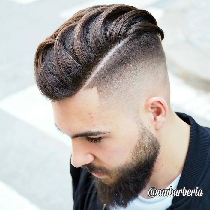ทรงผมชาย Hard Part Pompadour Undercut เป็นทรงผมที่เน้นความคมชัดด้วยการแบ่งเส้นกลางหัว พร้อมเสริมสไตล์ด้วยปอมปาดัวร์ที่ดูมีความเรียบหรู