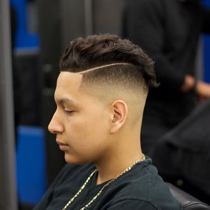 ทรงผมชาย Under-Hawk เป็นทรงที่โดดเด่นด้วยการไถผมให้ต่ำและมีสไตล์ที่แหวกแนว เหมาะกับผู้ชายที่ต้องการลุคที่ไม่ซ้ำใคร และชอบความแตกต่างจากทรงอื่นๆ