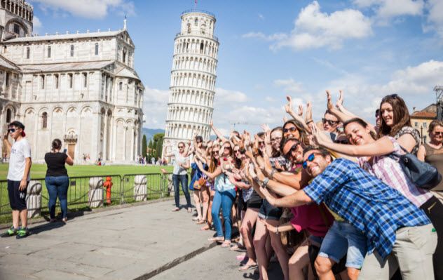 1-tourists_000068889139_Small