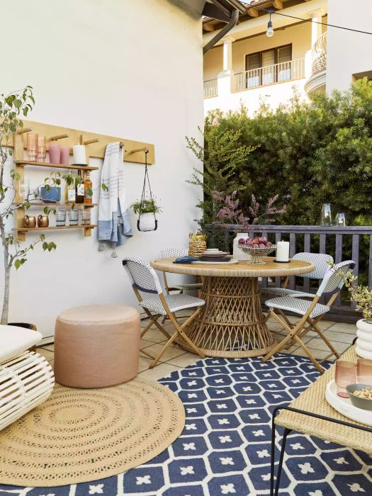 outdoor bar area
