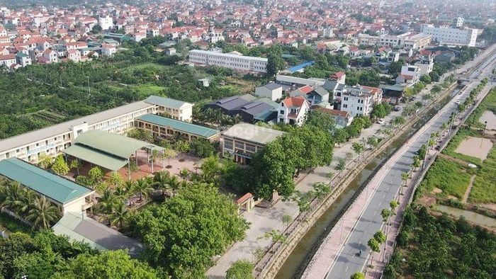 Việc cải tạo và mở rộng các tuyến đường giao thông cùng với các dự án hạ tầng đang được chú trọng đầu tư mạnh mẽ