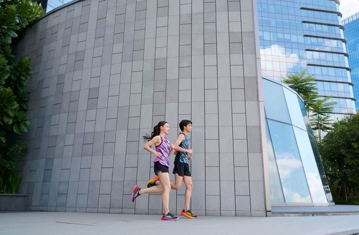 ฟลุ๊คจ์-พงศภัทร กันคำ และแอนน่า กลึคส์ นักแสดงที่เป็น ASICS Brand Advocate ประเทศไทย